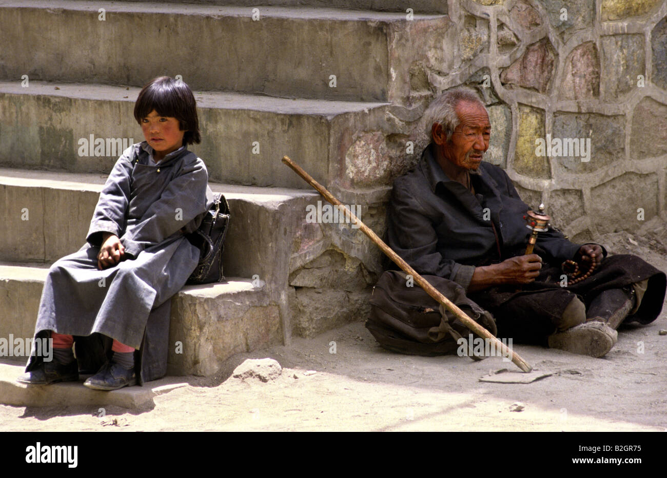 Pilger im Klosterhof. Leh, Ladakh, & Bihar Zustand, Indien. Stockfoto
