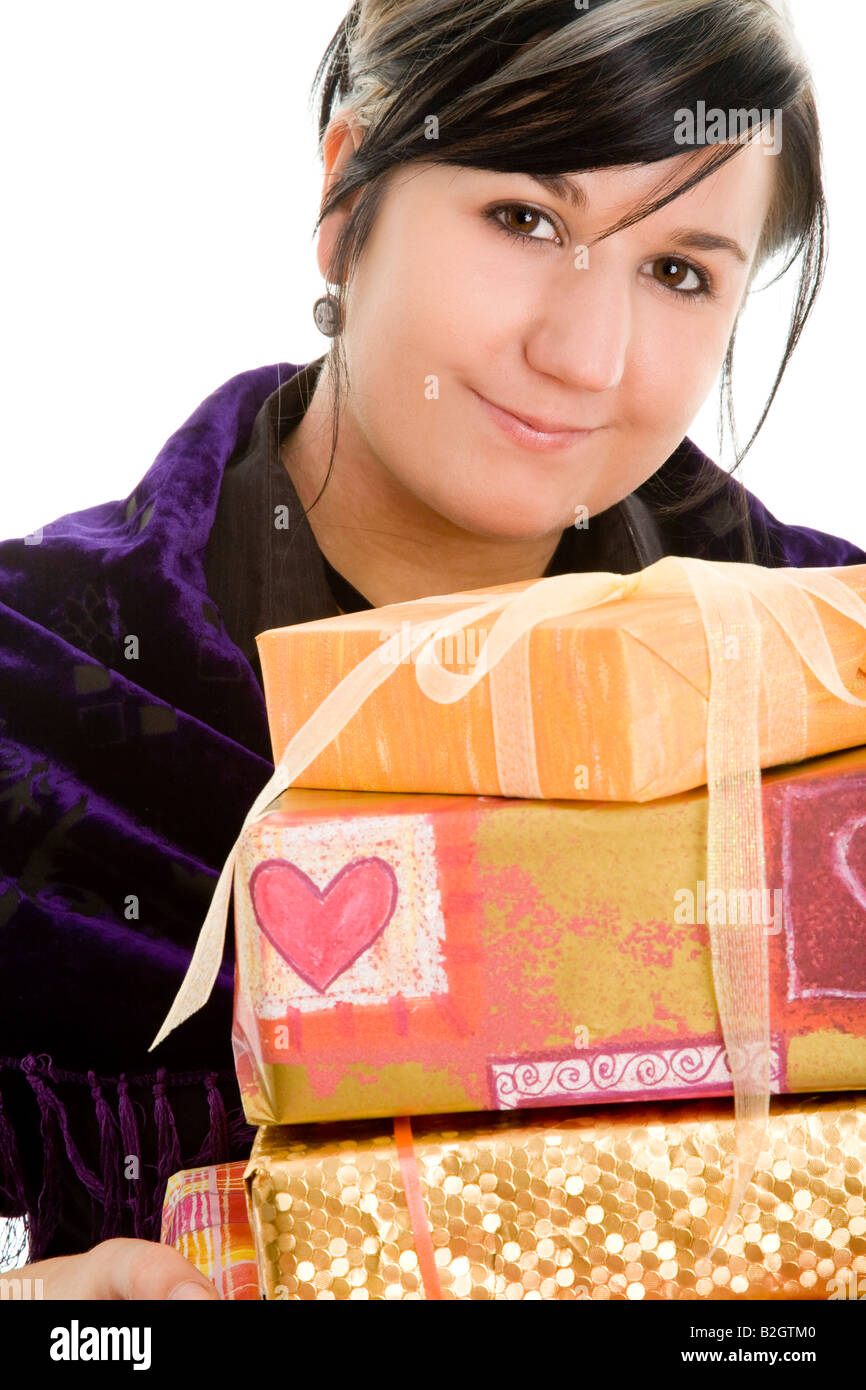 lächelnde junge Frau präsentiert Geburtstag Geschenke junge Frau lächelnd Geschenke Geburtstag Weihnachten Geschenk Box vorhanden Phantasie Geschenkpapier Stockfoto