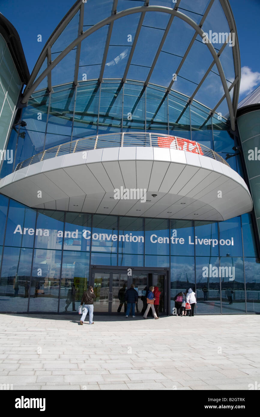 Liverpool Merseyside England UK Juli Arena and Convention Centre vor dem Eingang Stockfoto