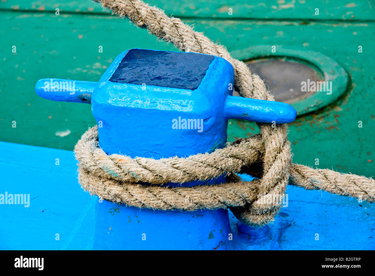 Bootsanlegestelle mit Seil befestigt Stockfoto