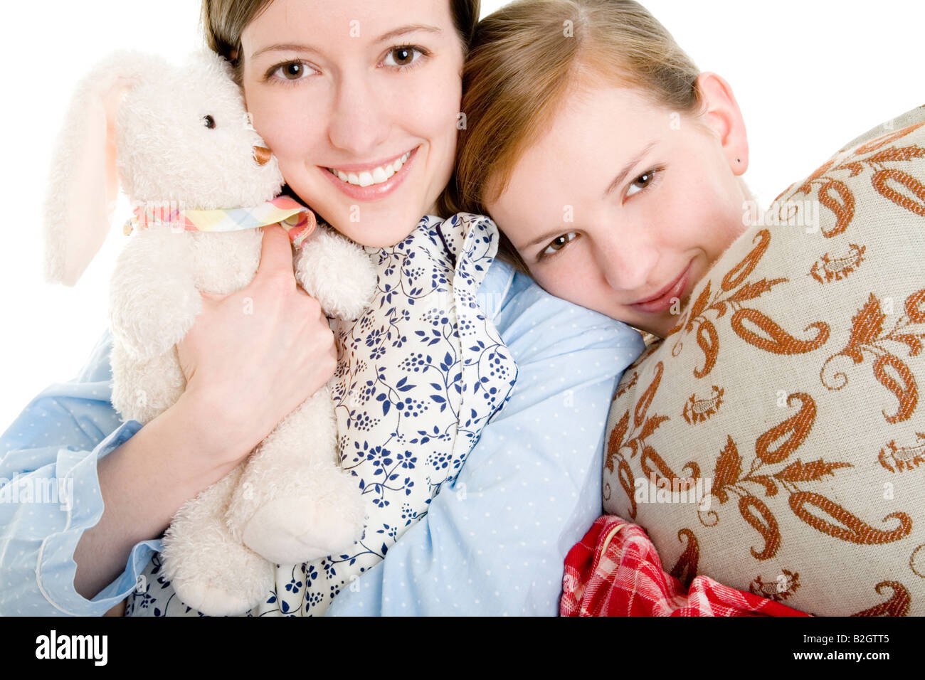 Schlafanzug Pyjama Freundinnen Jugendliche Spaß glücklich lächelnde Mädchen Frauen junge lächelnde Menschen Freundinnen Geschwister Stockfoto