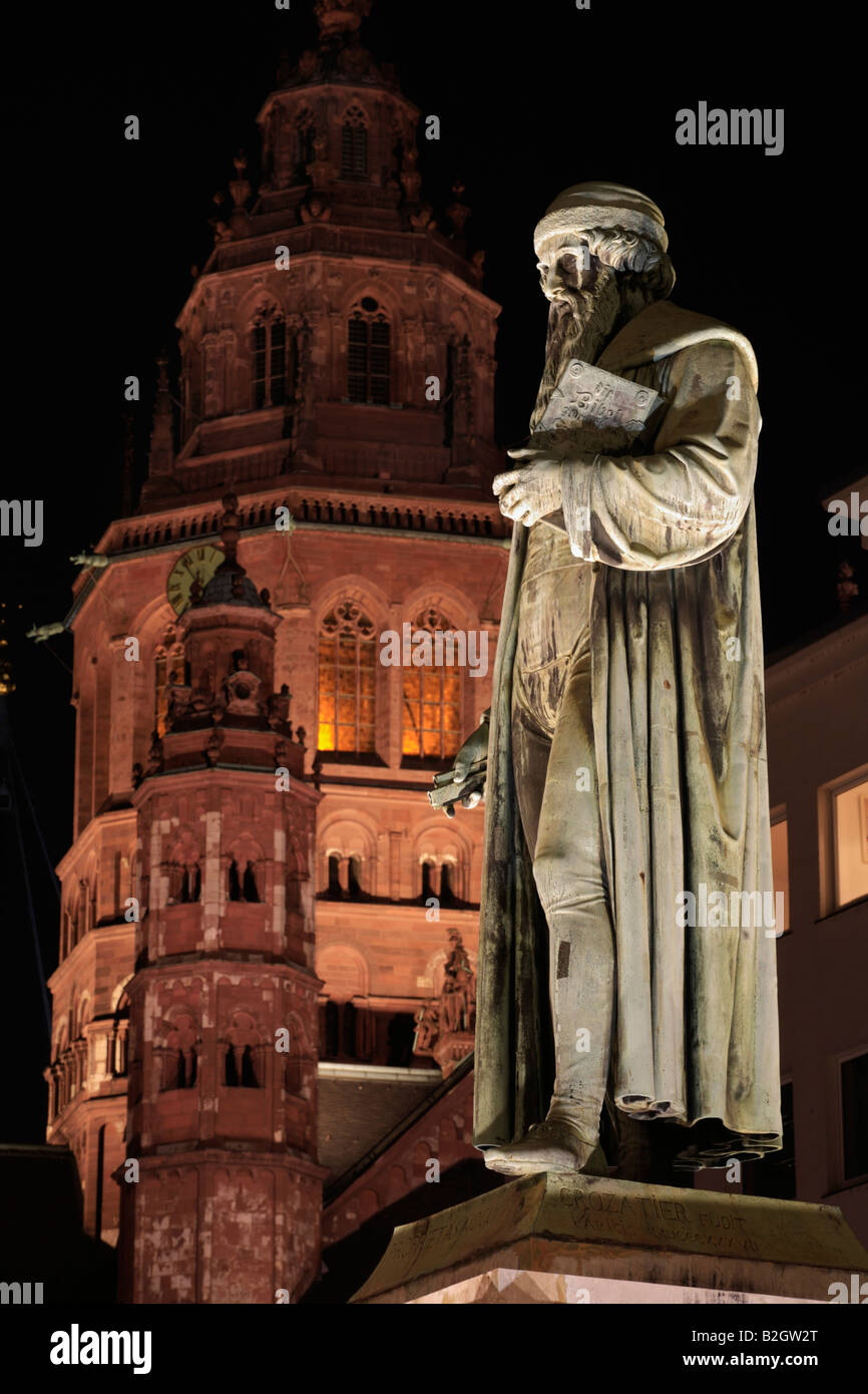 Gotische St.-Martins-Kathedrale Johannes Gutenberg Statue Skulptur Mainzer Dom bei Nacht beleuchtet Deutschland Stockfoto