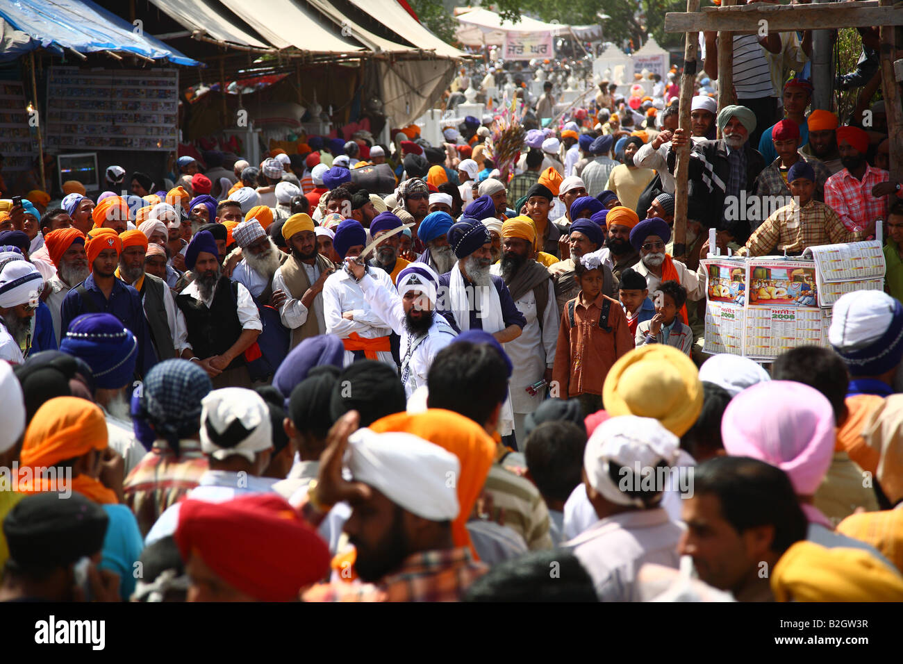 Ein Nihang anzeigen Gatka/martial Arts-Fähigkeiten des Holla Mohalla Festivals am Anandpur Saheb, Punjab, Indien. Stockfoto
