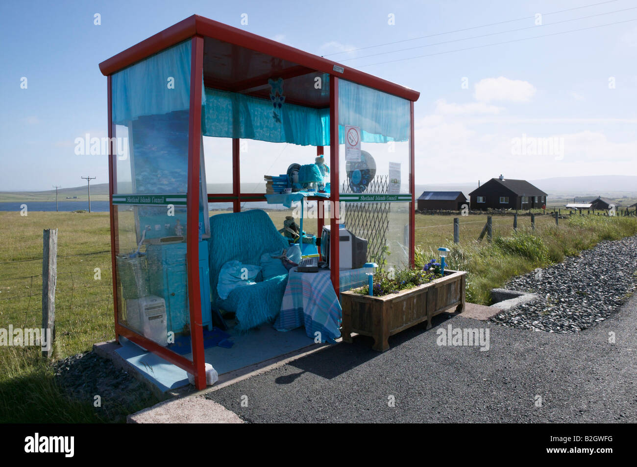Blaue Themen- und dekorierten Bushaltestelle in der Nähe Baltasound, Unst, Shetland-Inseln, Schottland, Vereinigtes Königreich. Bekannt als die Unst Bus shelter Stockfoto
