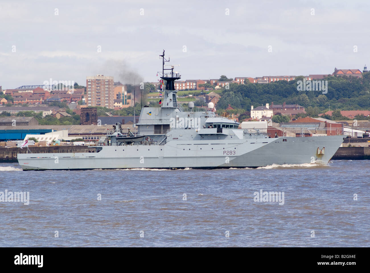 Die königliche Marine Patrol Schiff HMS Mersey betreten den Fluss Mersey in Liverpool für den Beginn der großen Schiffe Rennen England 2008 Stockfoto