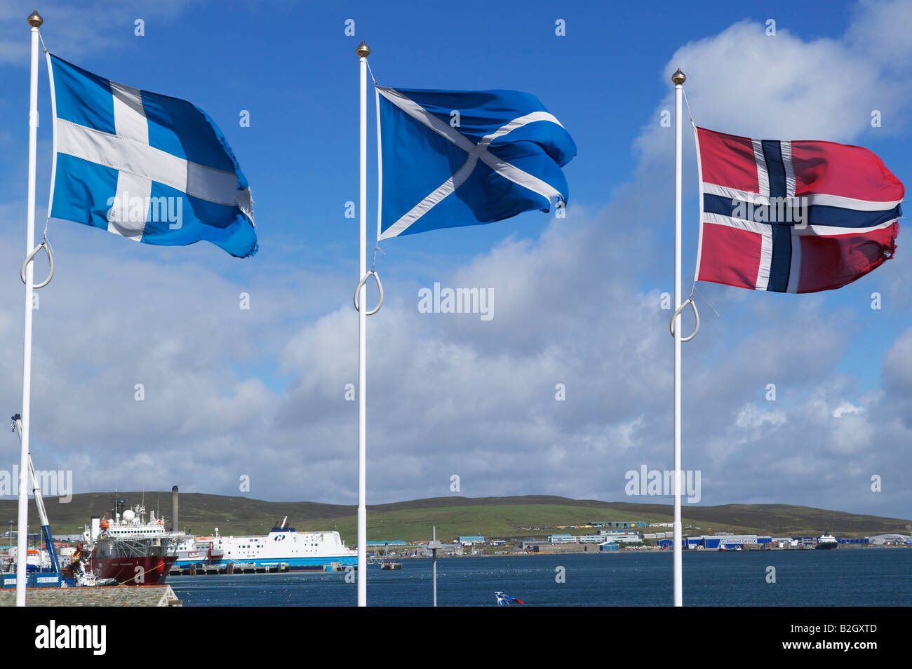 Die Shetland, schottischer und norwegischen Fahnen in Lerwick, Shetland-Inseln, Schottland, Vereinigtes Königreich Stockfoto