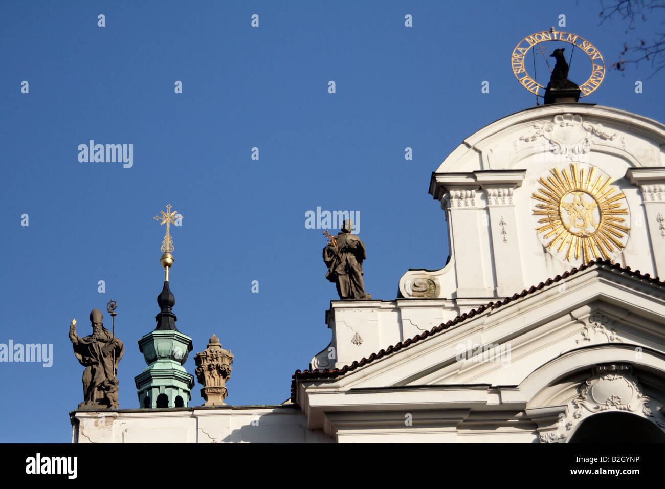 Fassade und Dach Statuen der Kirche der Himmelfahrt der Muttergottes Kloster Strahov, Prag, Tschechische Republik Stockfoto
