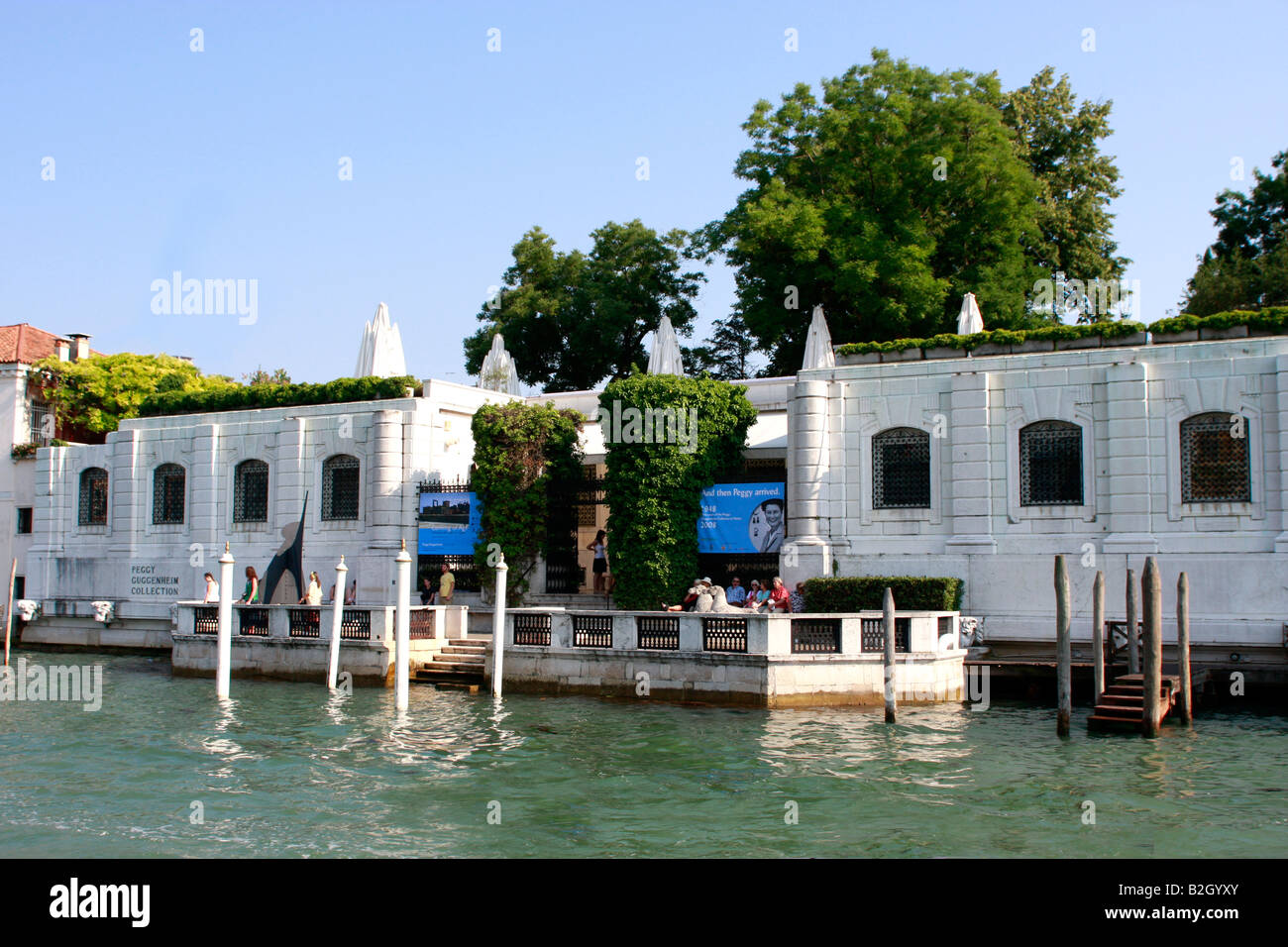 Auf dem Canal Grande Peggy Guggenheim Museum beherbergt ihre Sammlung moderner Kunst und wird viel besucht von Touristen nach Venedig Stockfoto