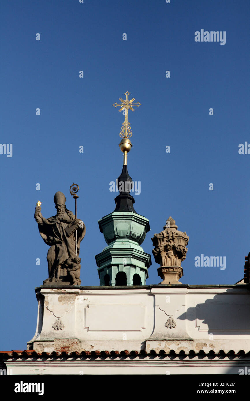 St. Nobert steht auf dem Dach der Kirche Mariä Himmelfahrt unserer lieben Frau in Strahov Kloster in Prag, Tschechische Republik Stockfoto