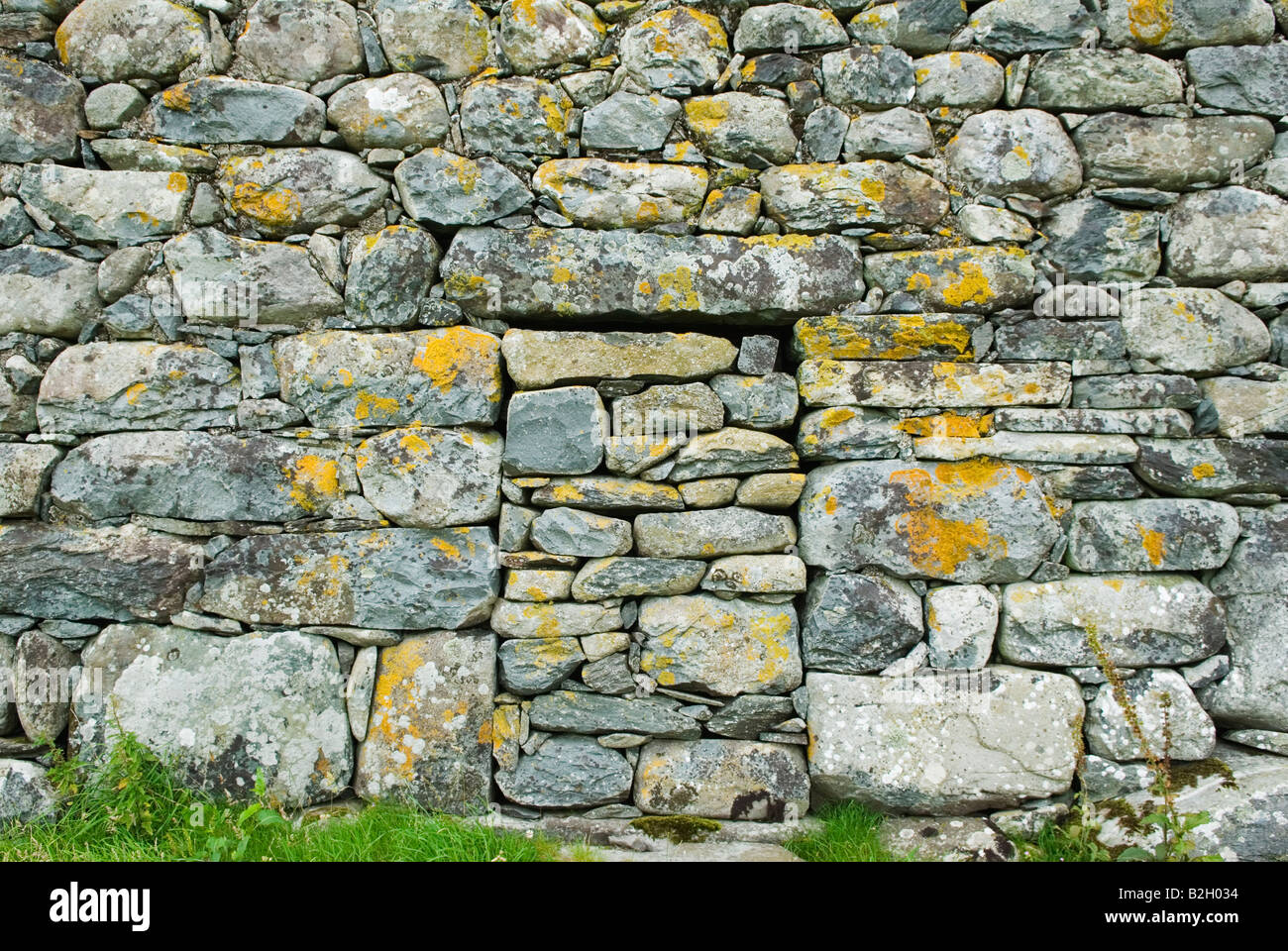 Traditionelles altes Steinbauerngebäude Snowdonia National Park Gwynedd UK Westküste von Nordwales blockiert vor der Eingangstür. Stockfoto