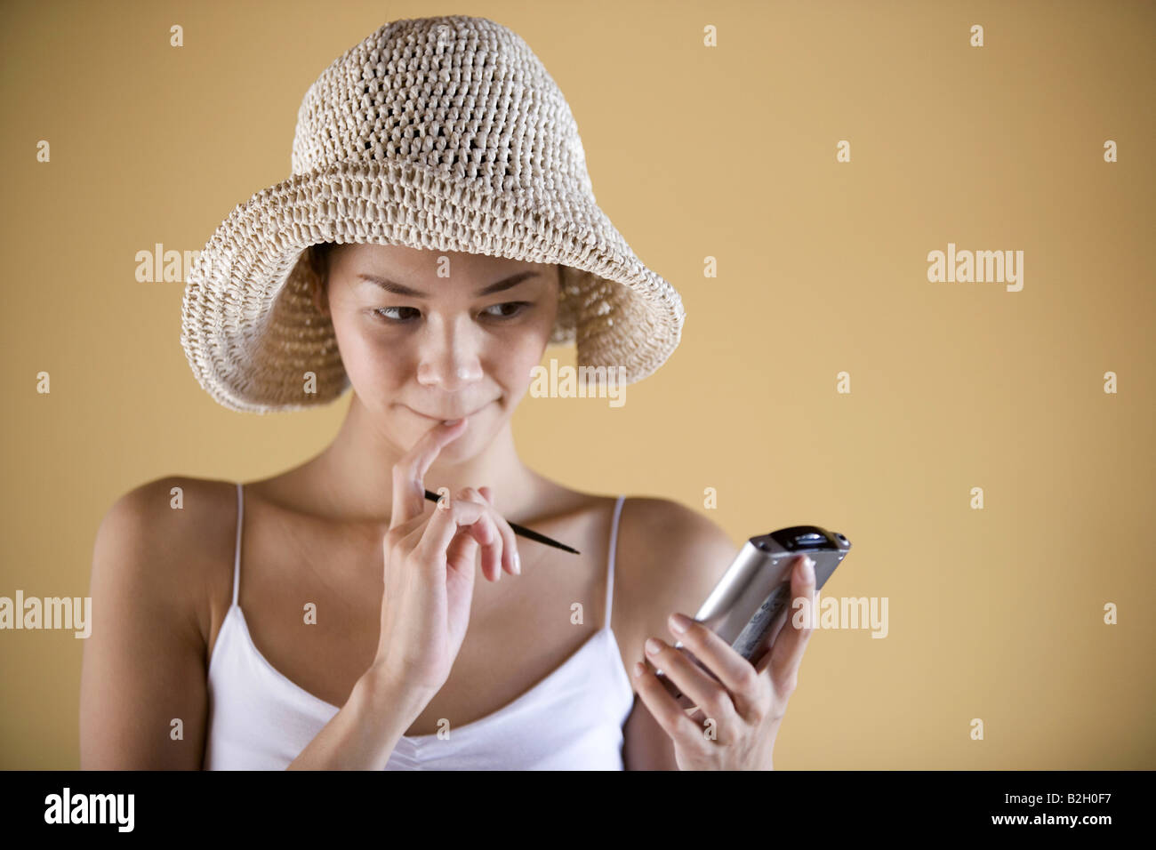 Nahaufnahme einer jungen Frau mit einem personenbezogenen Daten-Assistenten Stockfoto