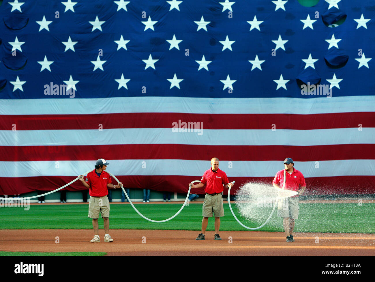 Die Anlage-Crew im Fenway Park in Boston bereitet das Infield vor einem Baseball-Spiel Stockfoto
