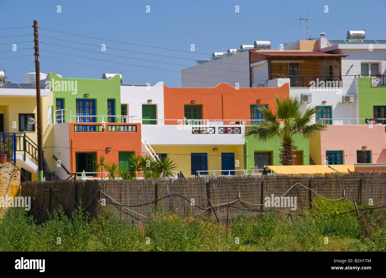 Außenseite der Ferienwohnungen in der Altstadt von Malia auf der griechischen Mittelmeer Insel von Kreta GR EU Stockfoto