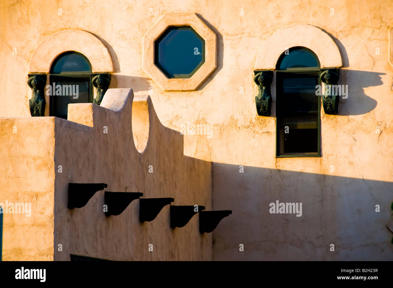 Fenster im spanischen Stil im Südwesten Adobe Gebäude Stockfoto