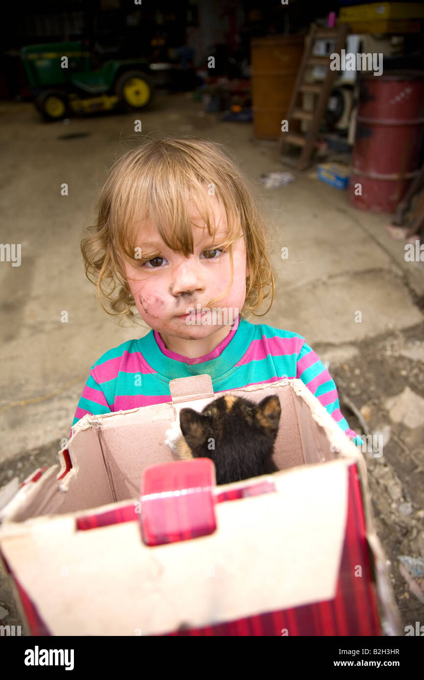 Junges Mädchen im ländlichen Iowa holding Box neue Kätzchen, Iowa, USA Stockfoto