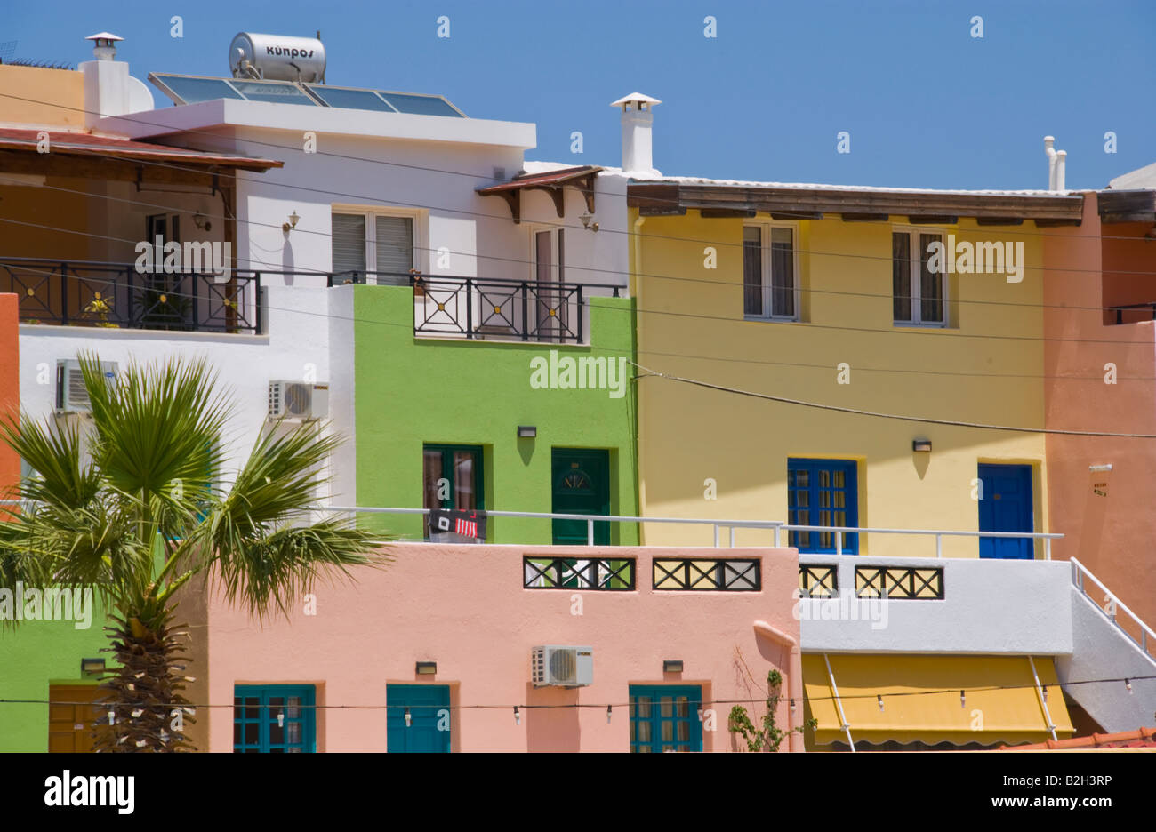 Außenseite der Ferienwohnungen in der Altstadt von Malia auf der griechischen Mittelmeer Insel von Kreta GR EU Stockfoto