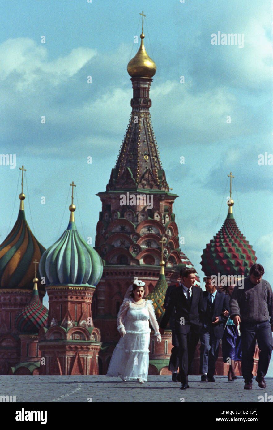 Ein russische Braut Bräutigam Fuß über den roten Platz nachdem er sich fotografieren vor s Basilius Kathedrale Stockfoto