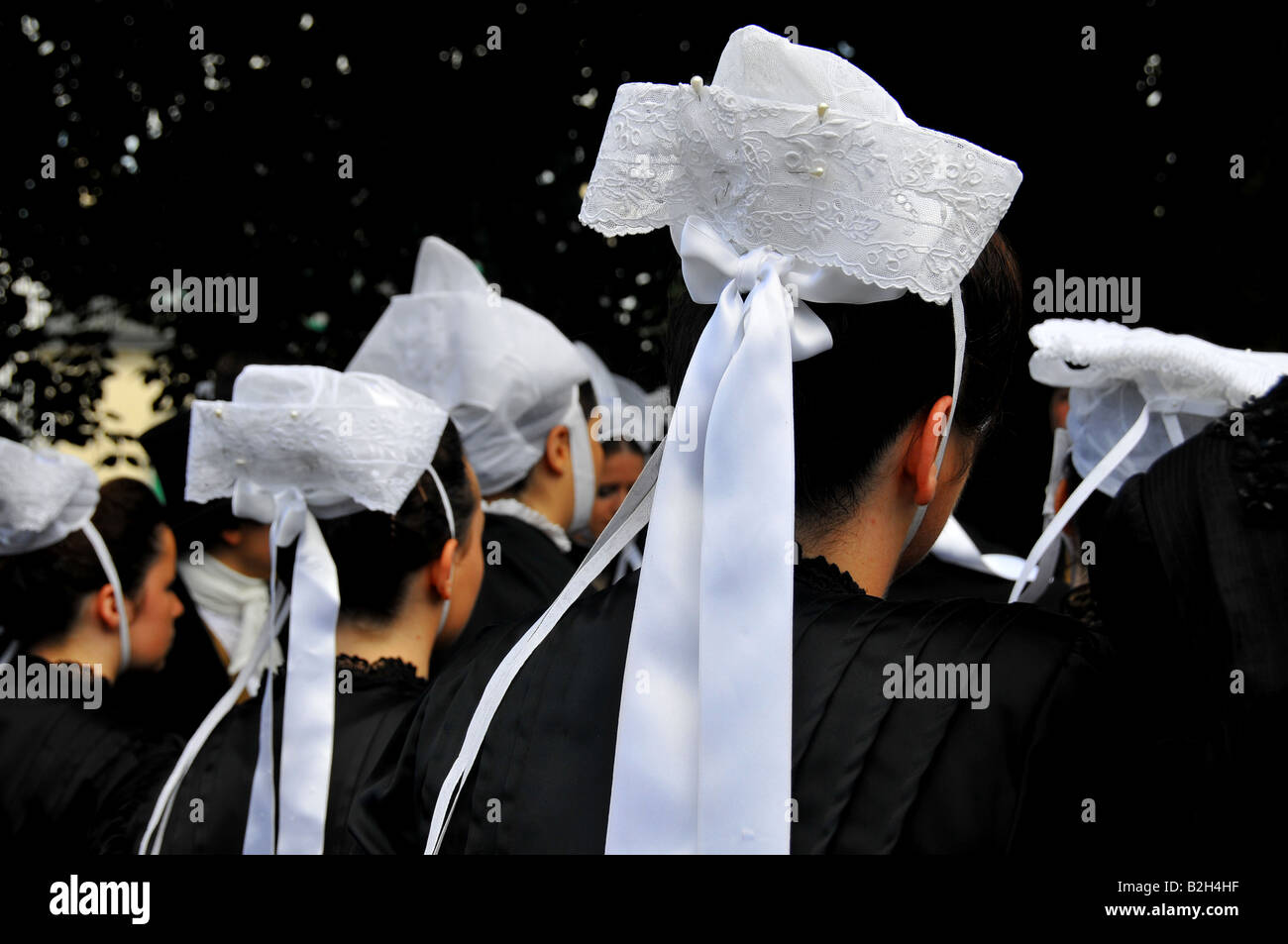 französische Frauen gekleidet in bretonischer Tracht während der Cornwall Festival in Quimper 2008 Bretagne Stockfoto