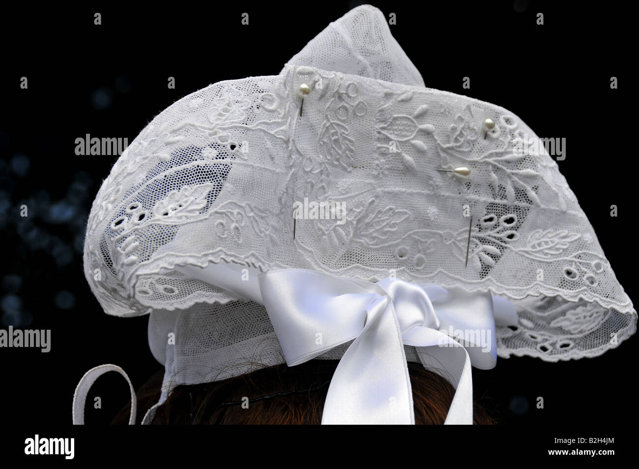 Französin in bretonischer Tracht gekleidet, während der Cornwall Festival in Quimper 2008 Bretagne Stockfoto