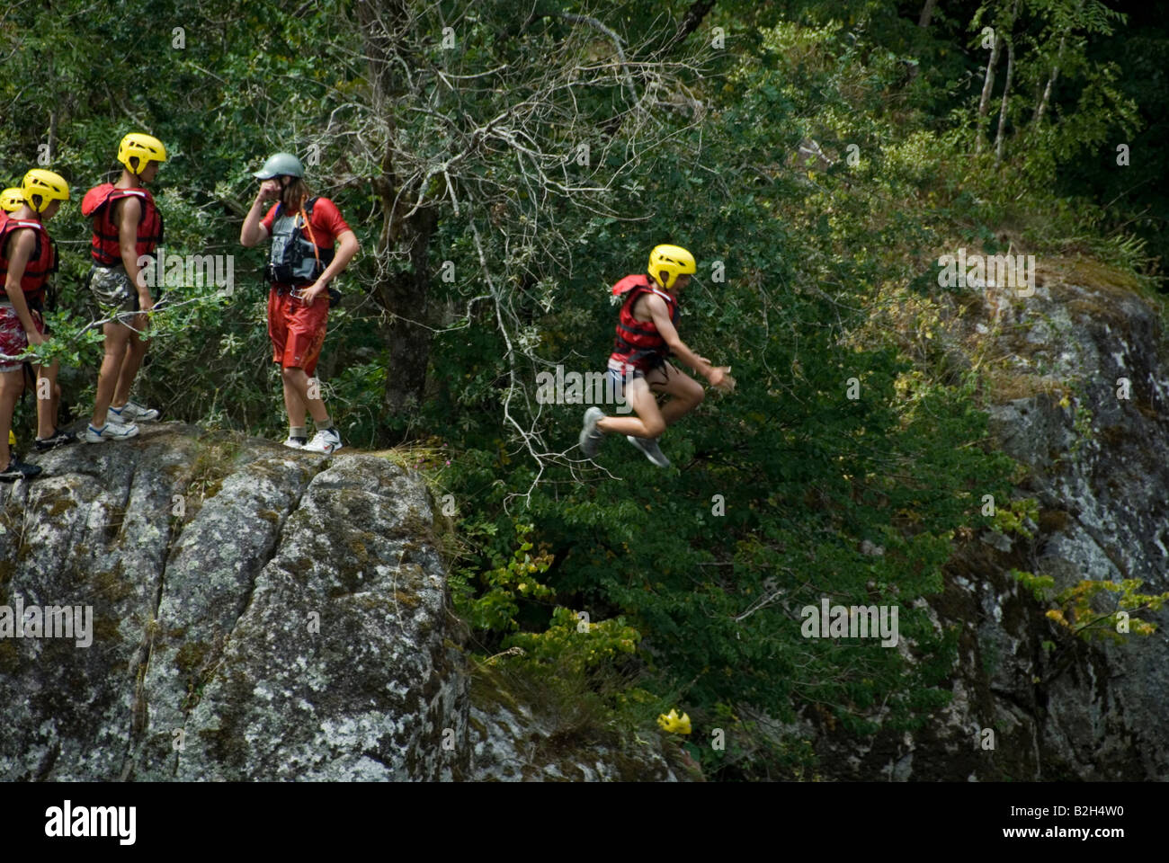 Stock Foto von nach außen gebunden Studenten Sprung von einer Klippe in der Nähe der Roc d Enfer am Fluss Gartempe in Frankreich Stockfoto