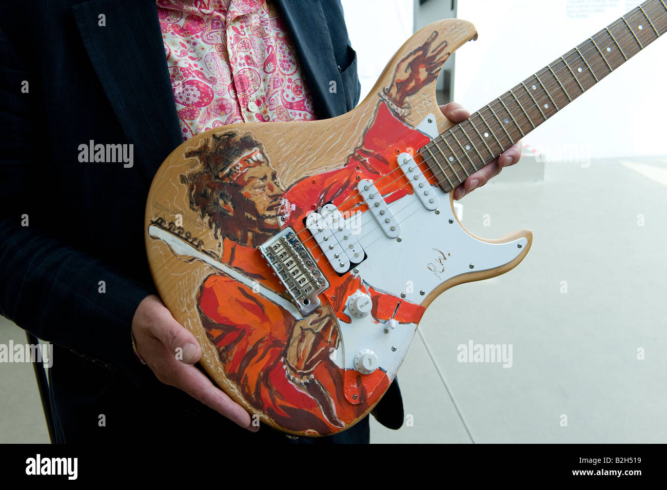 Original-Gemälde von Jimi Hendrix durch Ronnie Holz gemalt auf einer Yamaha Schnuller-Gitarre Stockfoto