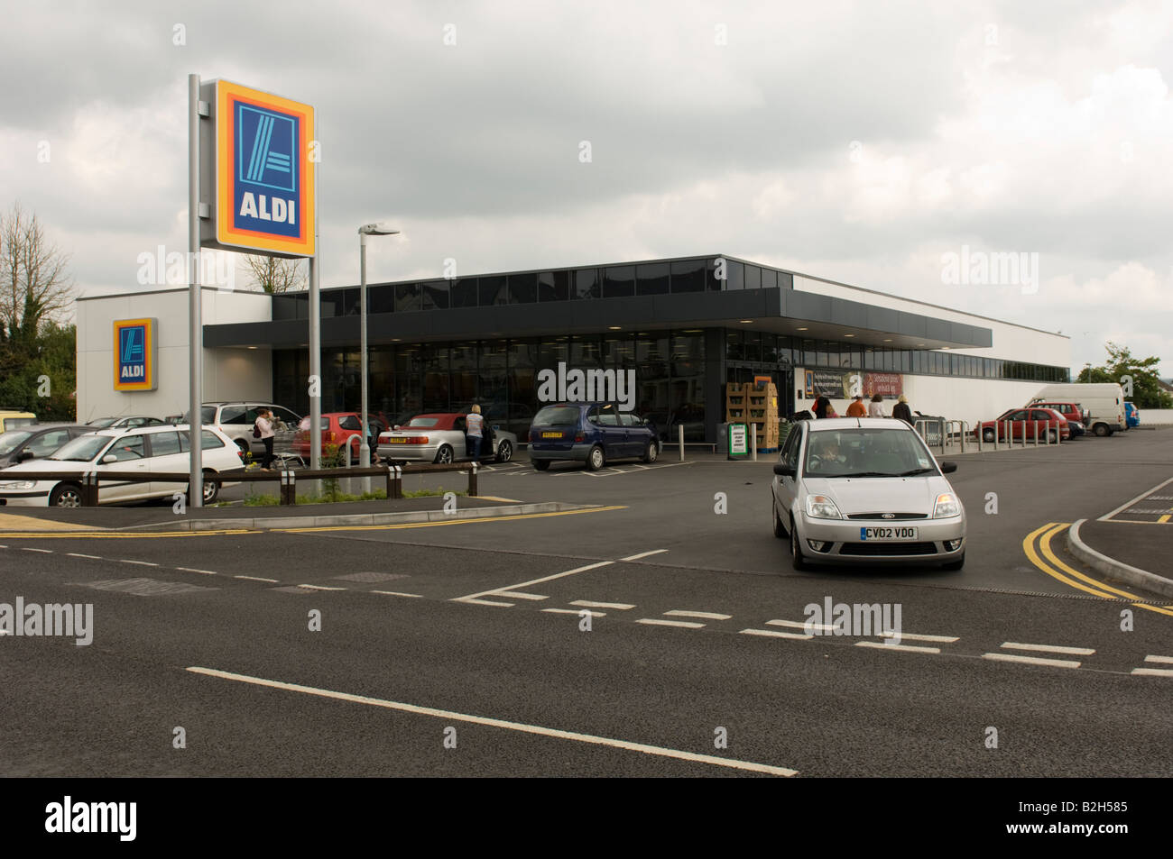 Aldi Discount Supermarkt Cardigan Stadt, Wales UK Stockfoto