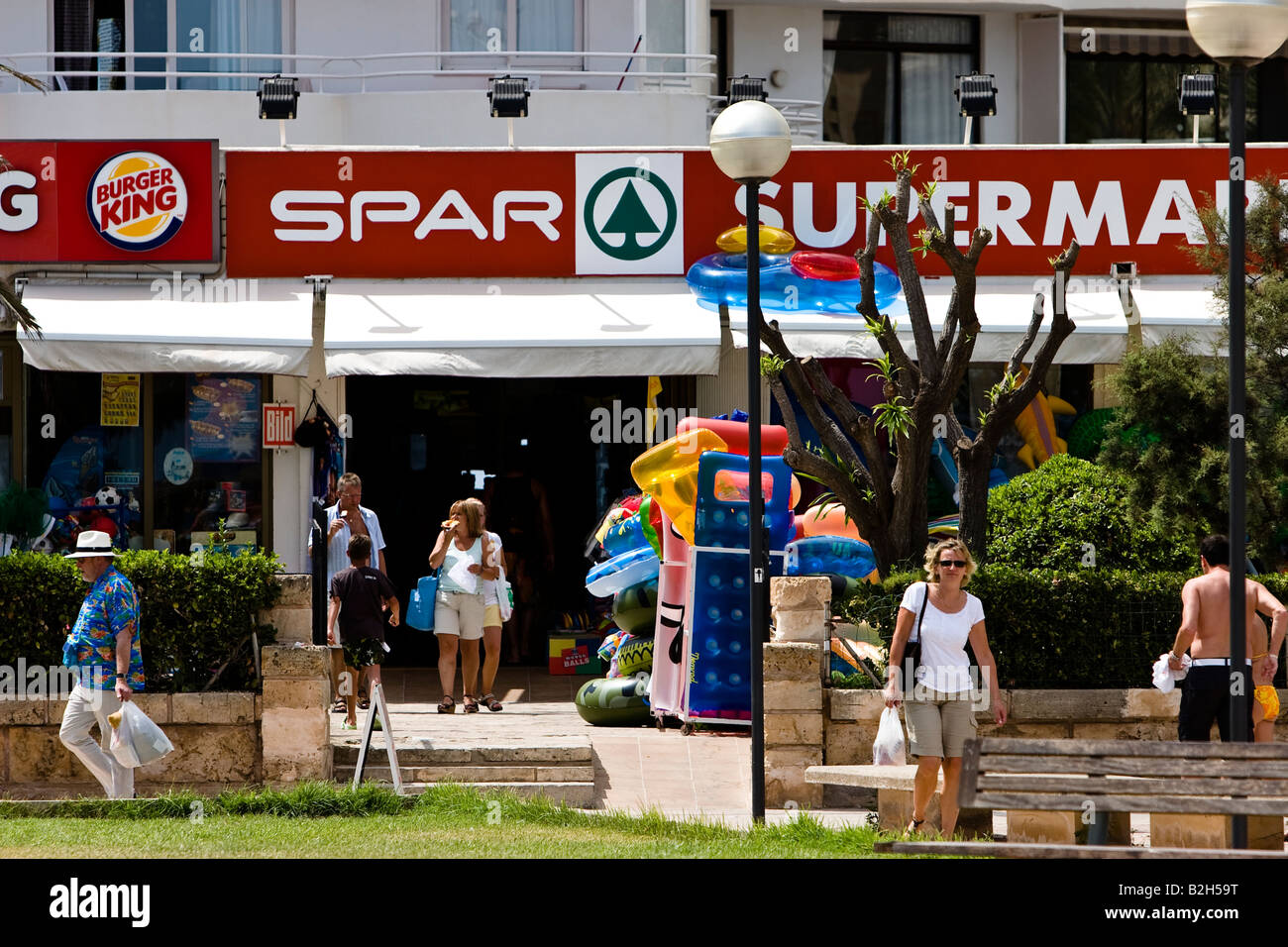 Einkaufen bei SPAR-Supermarkt Cala Millor, Mallorca, Spanien Stockfoto
