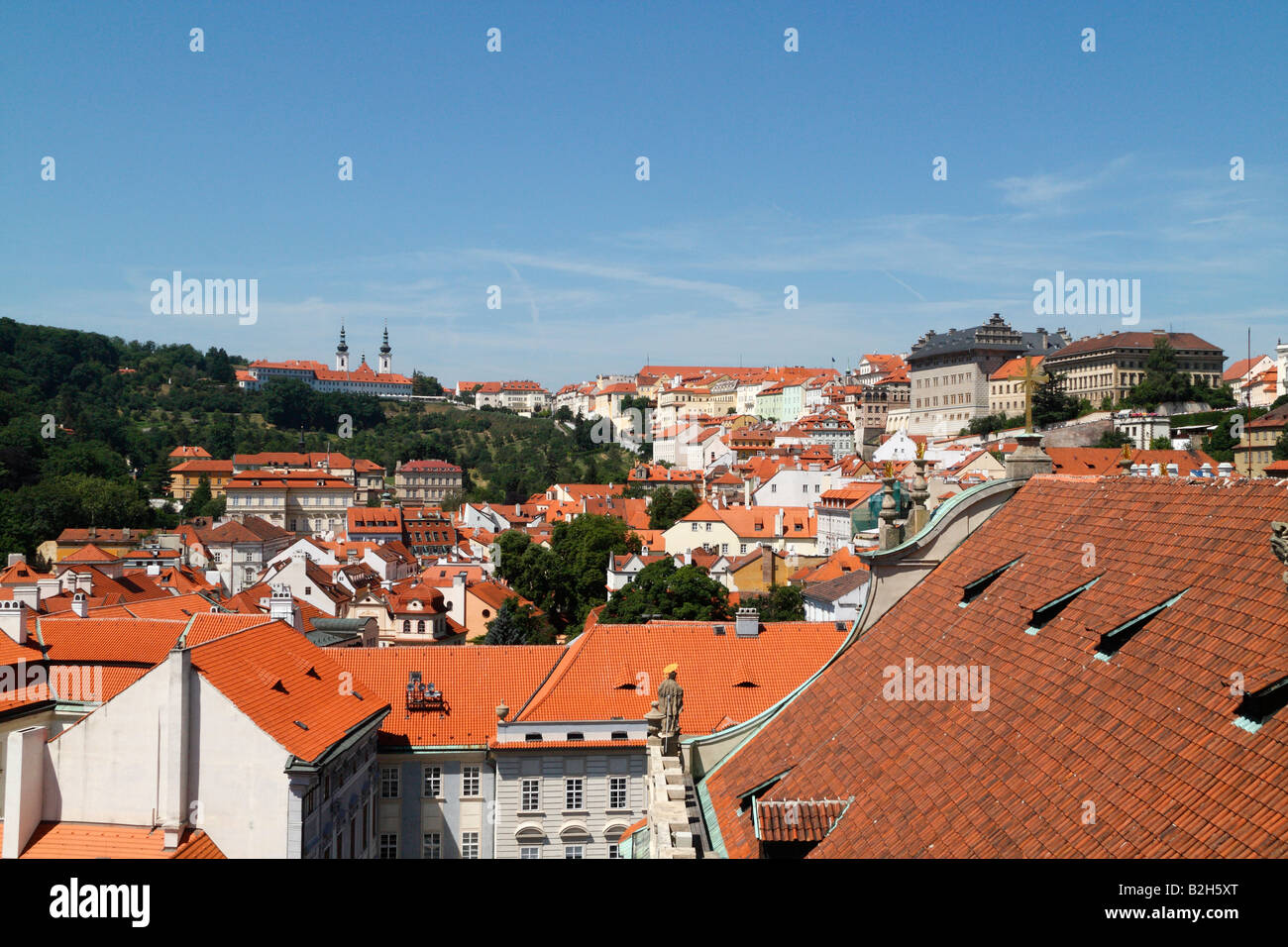 Panoramablick von der Kleinseite vom Turm der St. Nicolas Cathedral in Prag Stockfoto