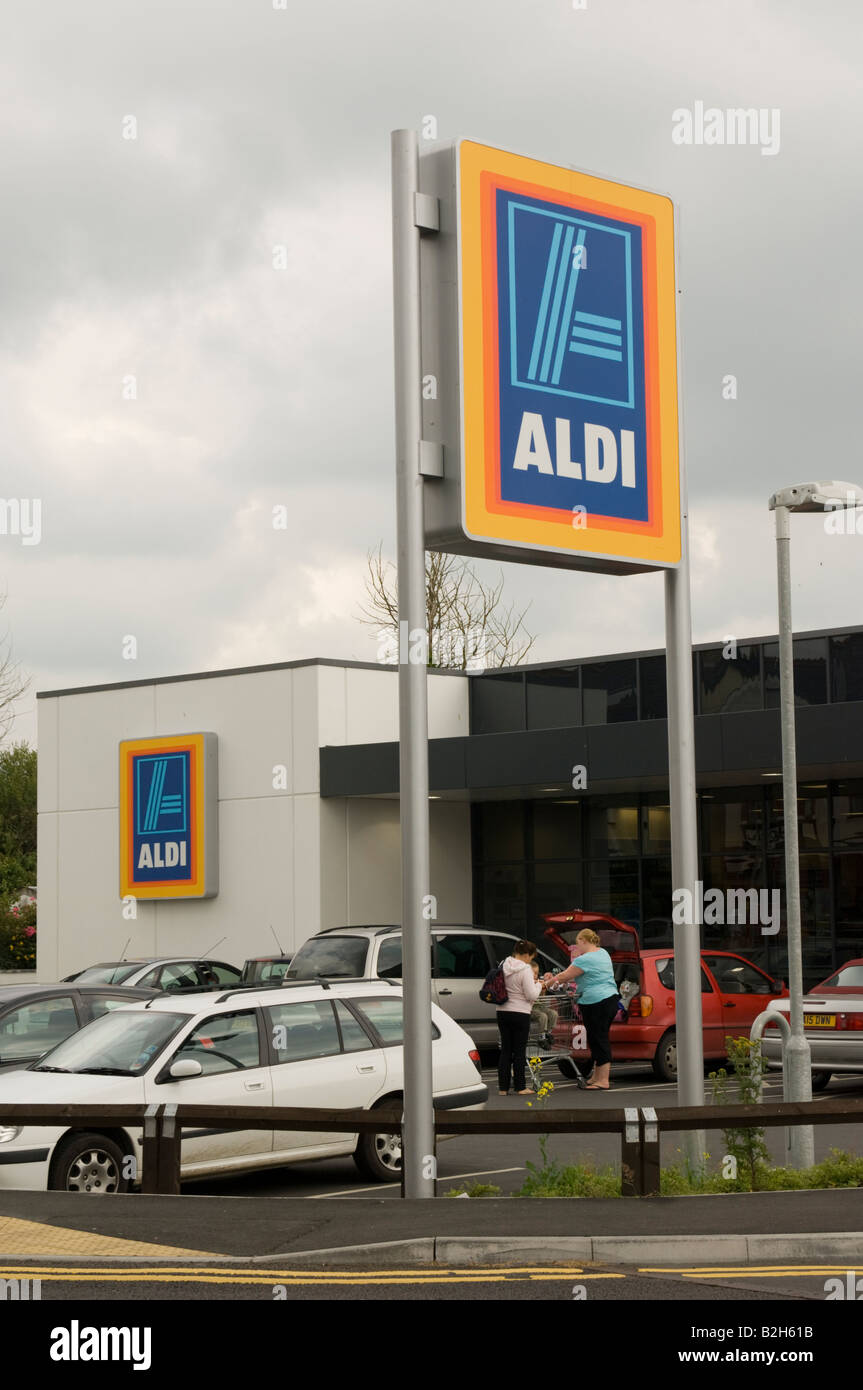 Aldi Discount Supermarkt Cardigan Stadt, Wales UK Stockfoto