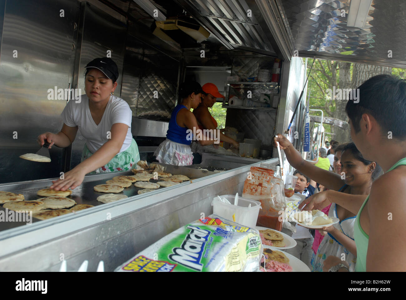 Salvadorianischen Pupusas sind bei den lateinischen Imbissstände im Stadtteil Red Hook, Brooklyn in New York vorbereitet. Stockfoto