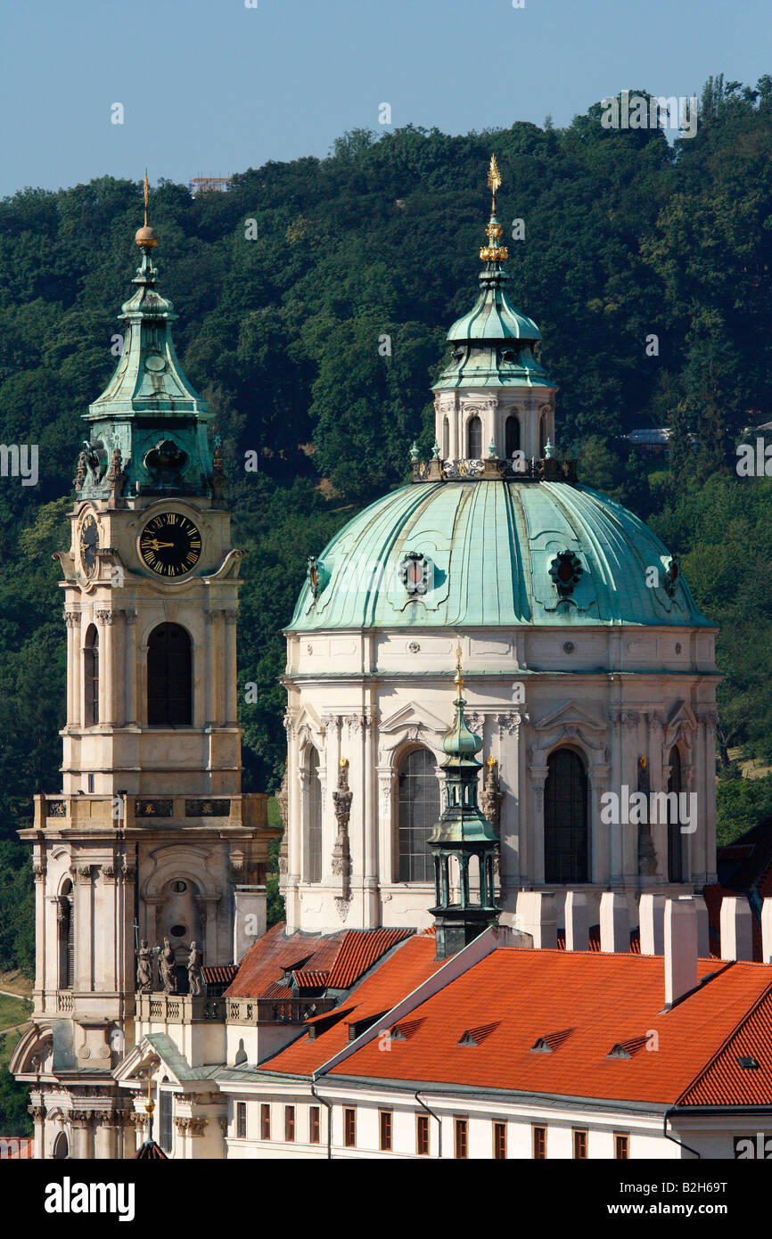 Blick auf den Dom und Turm von St Nicolas Cathedral aus dem Prager Burg Tor Stockfoto