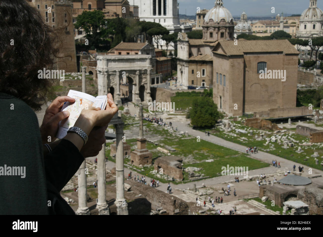 Touristen auf der Suche im Forum Romanum, Rom, Italien Stockfoto