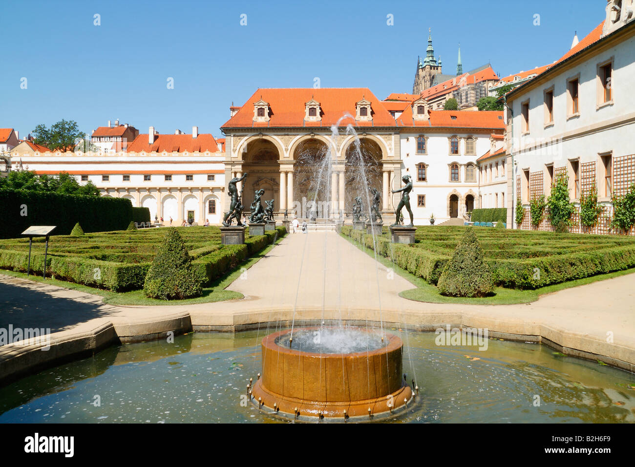 Die Aussicht auf Prag s Palace Gardens mit dem kleinen Fontain und die Gasse mit Bronzestatuen der mythologischen Götter Stockfoto