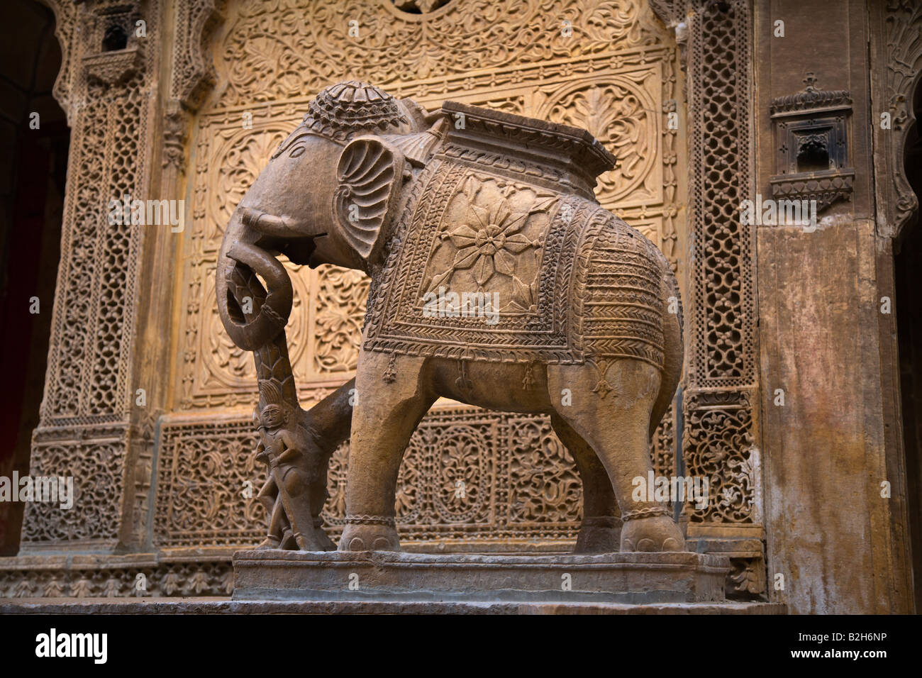 Eine handgeschnitzte Sandstein Elefant schmückt das äußere der Bürgermeister schöne HAVELI oder zu Hause in JAISALMER, RAJASTHAN Indien Stockfoto