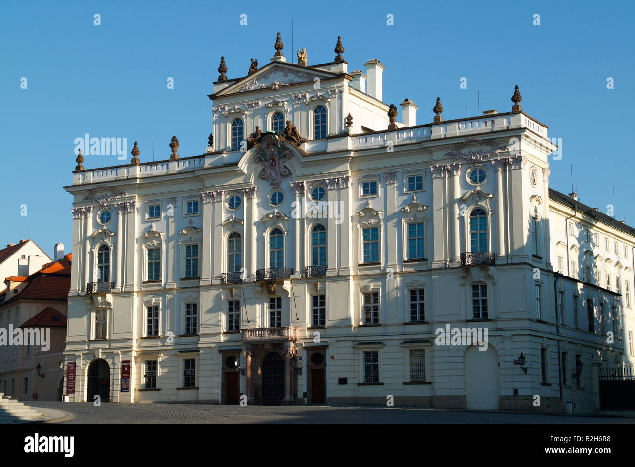 Das erzbischöfliche Palais auf dem Hradschin-Platz in Prag Stockfoto