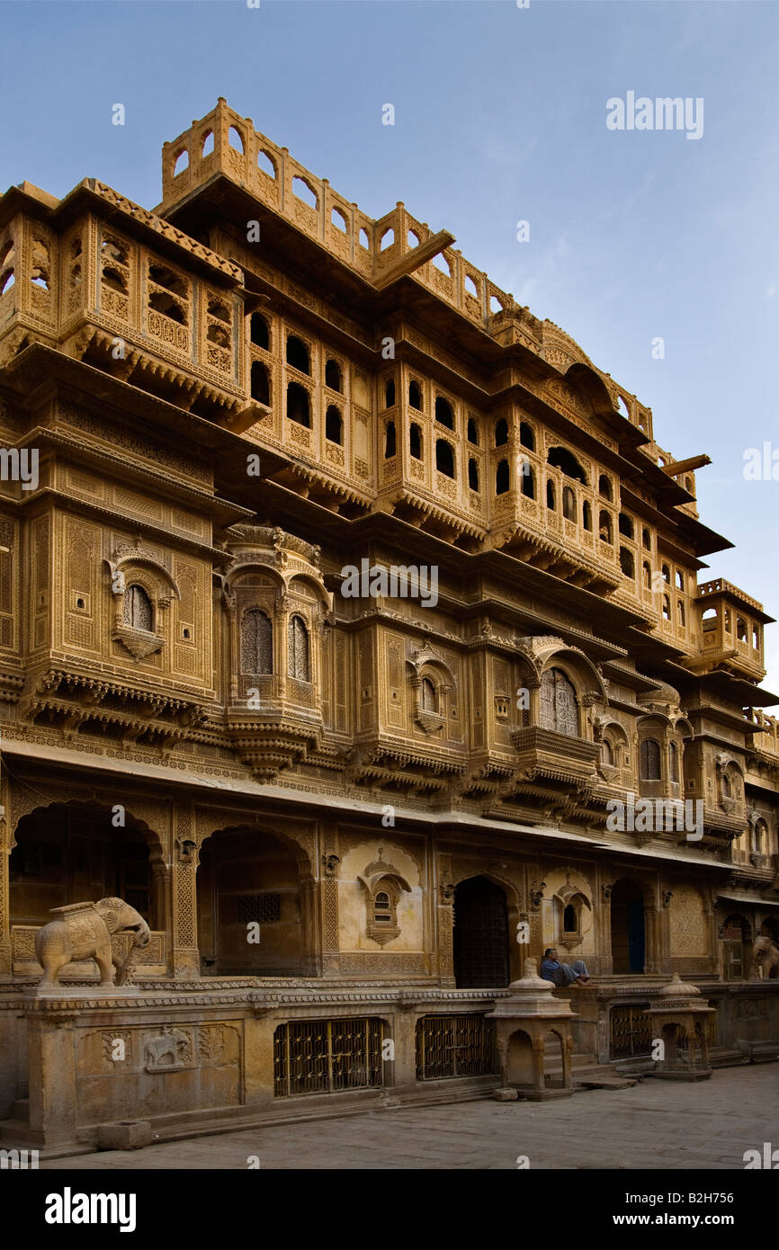 Die Hand geschnitzte Sandstein außen von den Bürgermeistern schöne HAVELI oder zu Hause in JAISALMER, RAJASTHAN Indien Stockfoto