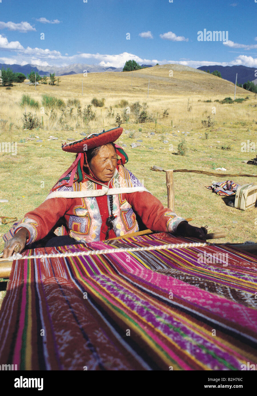 Frontansicht einer Frau, die bunten Teppich Weben. Peru. Stockfoto