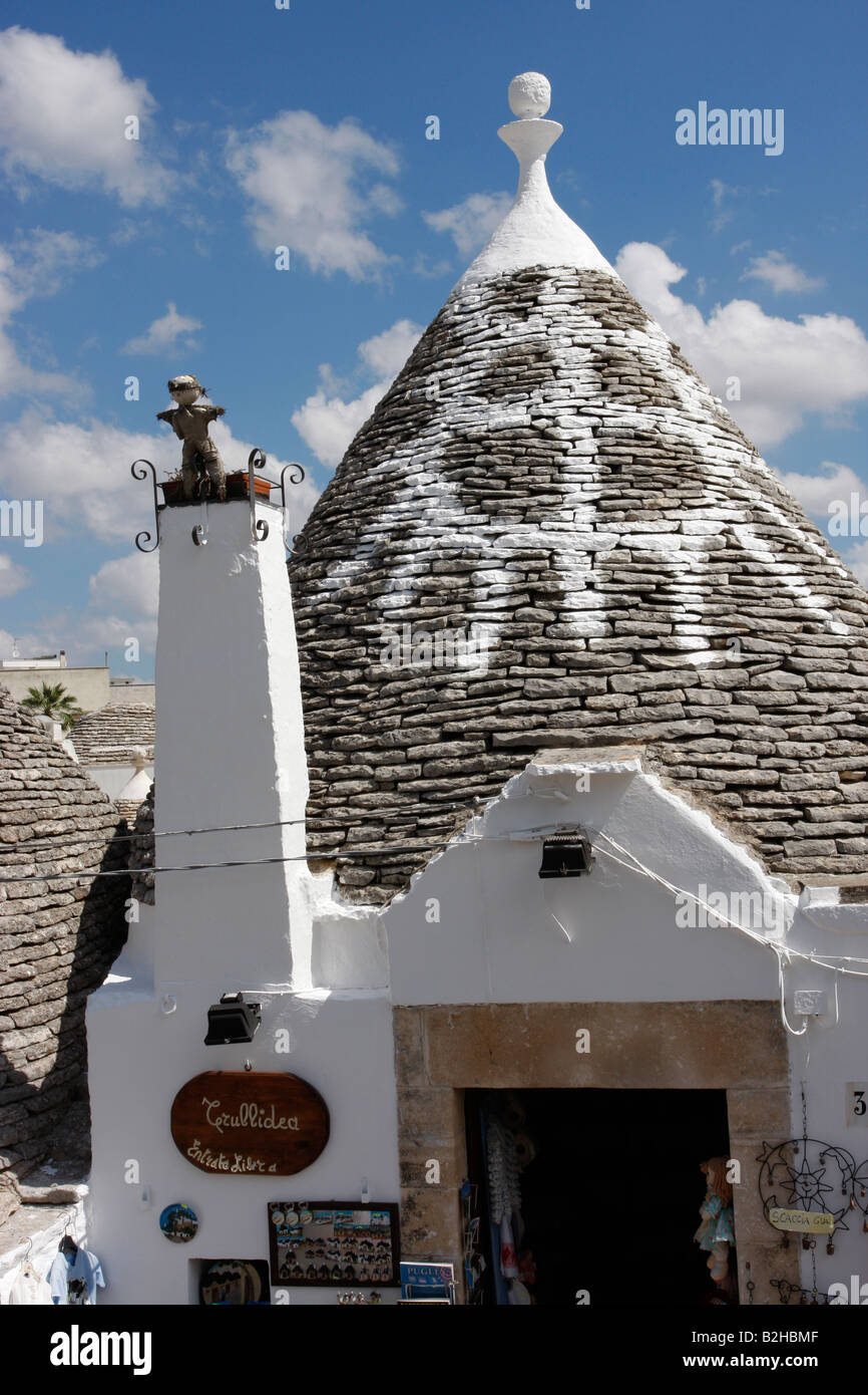 Hex-Zeichen gemalt auf der Oberseite ein Trulli-Haus als ein Geschäft, in Alberobello, Apulien, Italien Stockfoto
