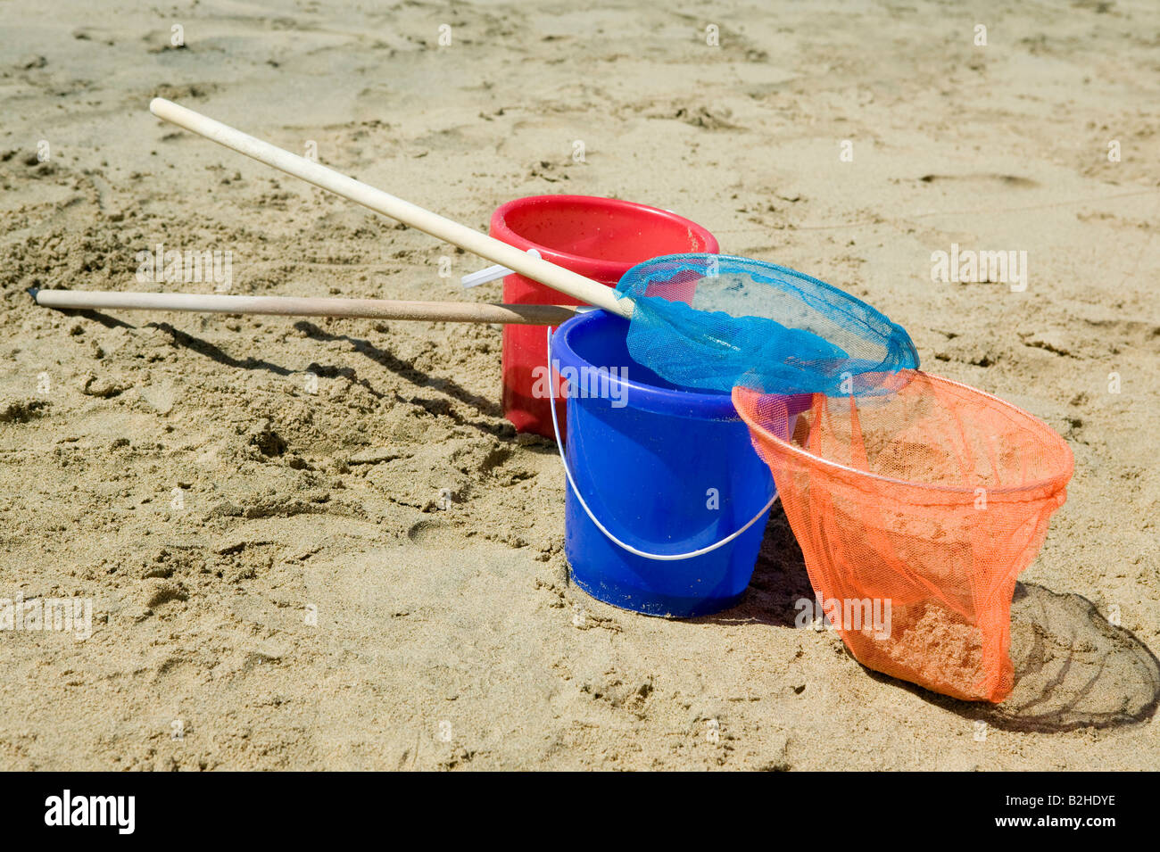 Stillleben mit Schaufeln und Löffel Netze am Strand Stockfoto