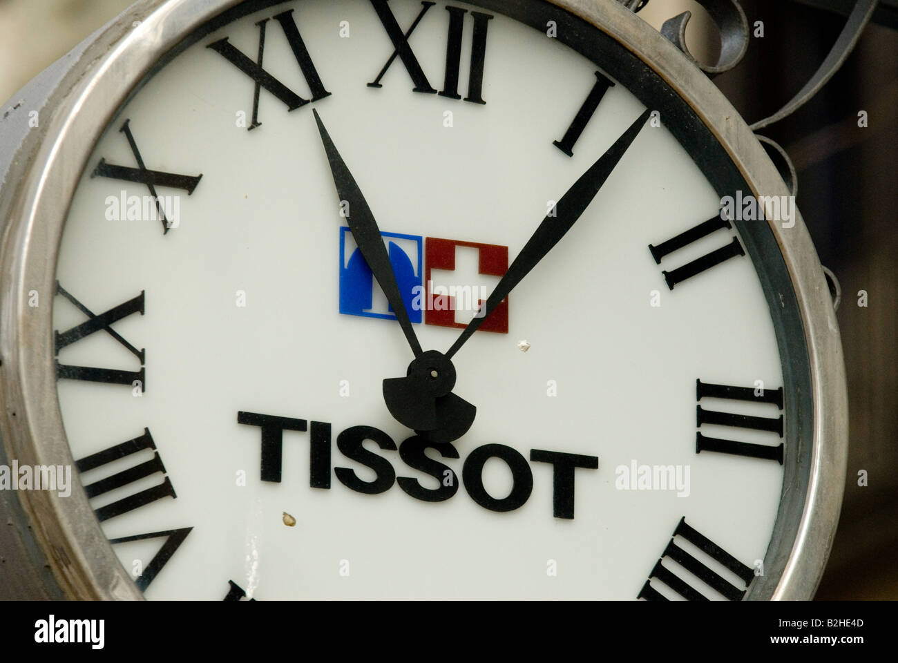 Tissot Uhr mit Schweizer Flagge außerhalb von Wachsfiguren Museum barcelona Stockfoto