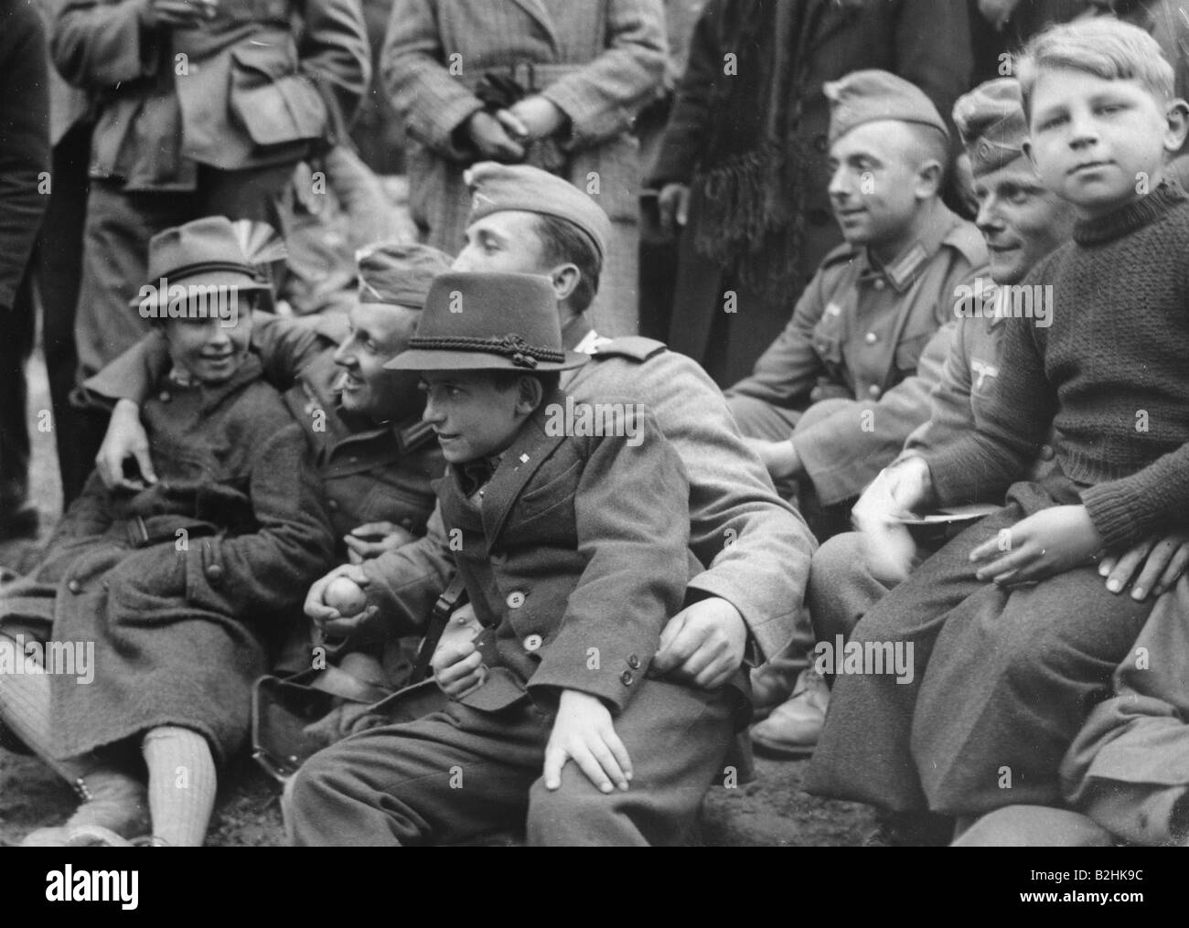 Nationalsozialismus/Nationalsozialismus, Politik, Annektierung Österreichs 1938, Bundeswehr marschiert ein, 12.3.1938, Deutsche Soldaten und österreichische Kinder, Nazi-Deutschland, Drittes Reich, Anschluss, Besetzung, Wehrmacht, Fraternisierung, 20. Jahrhundert, historisch, historisch, Menschen, 1930er Jahre, Stockfoto