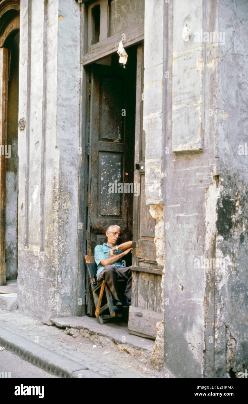Geographie/Reise, Kuba, Havanna, Straßenszenen, alter Mann vor der Tür, Stockfoto