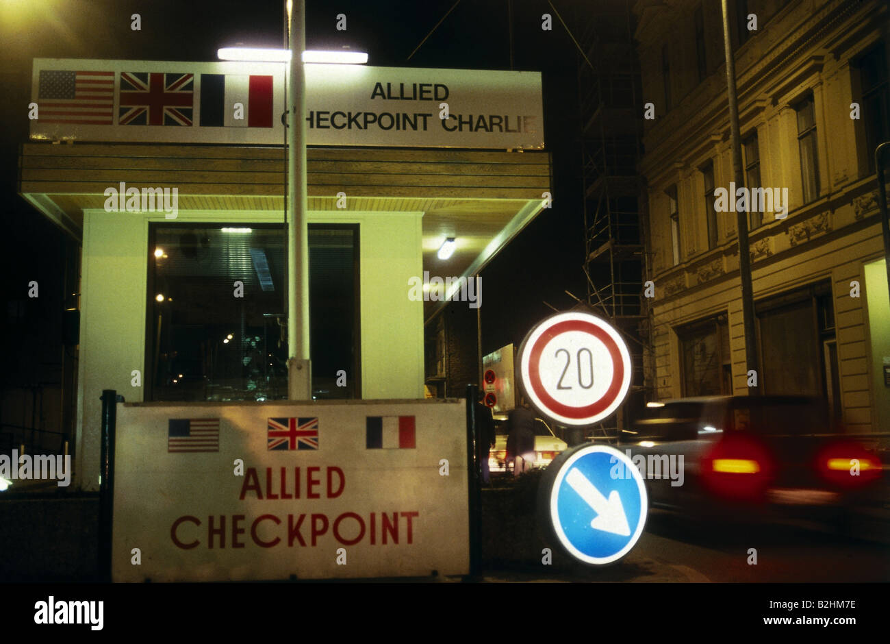 Geografie/Reisen, Deutschland, Berlin, Berliner Mauer, Checkpoint Charlie, Nachtansicht, 1980er Jahre, Stockfoto