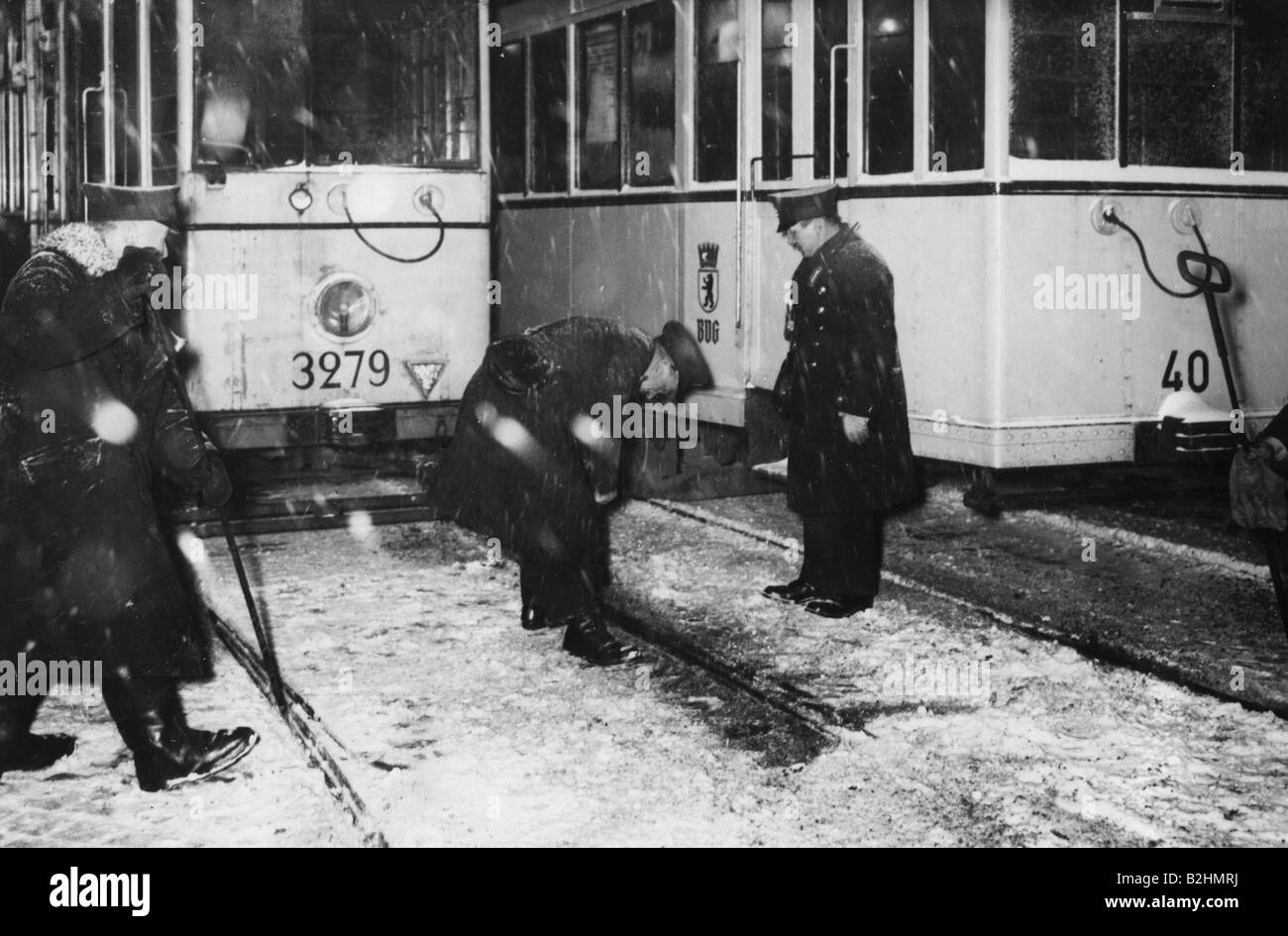 Transport/Transport, öffentliche Verkehrsmittel, Reinigung einer schneebedeckten Bahnstelle, Berlin, 1930er Jahre, Stockfoto
