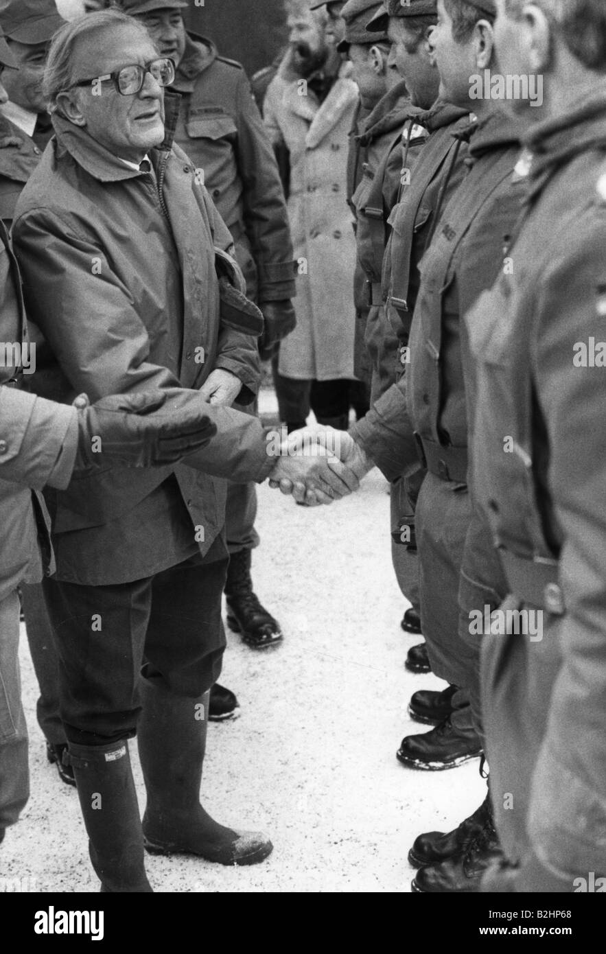 Peter carington 6th baron carrington -Fotos und -Bildmaterial in hoher ...