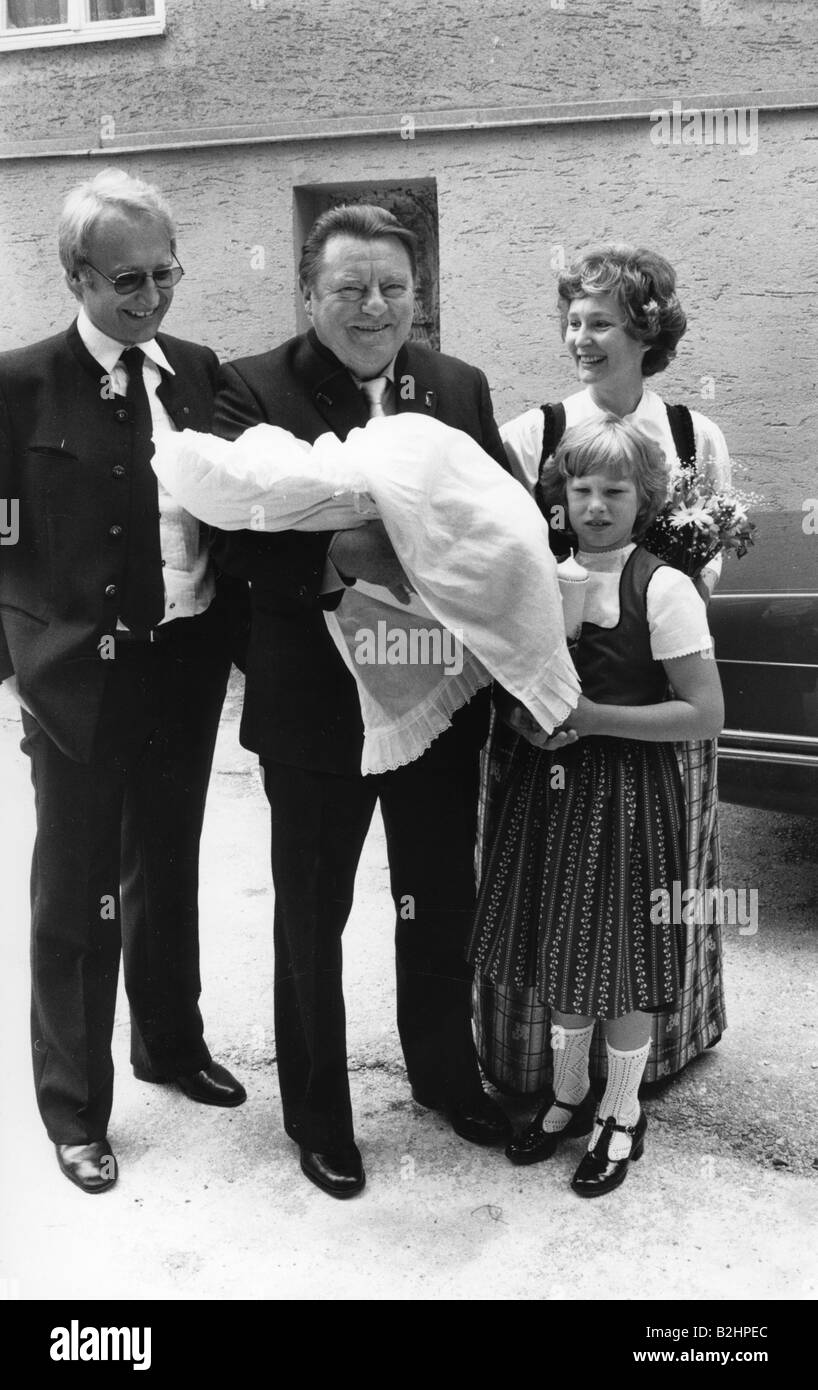 Stoiber, Edmund * 28.9.1941, deutscher Politiker (CSU), mit Frau Karin, Tochter Constanze und Franz Josef Strauß, Taufe von Sohn Dominik, Wolfratshausen, 1980, Stockfoto