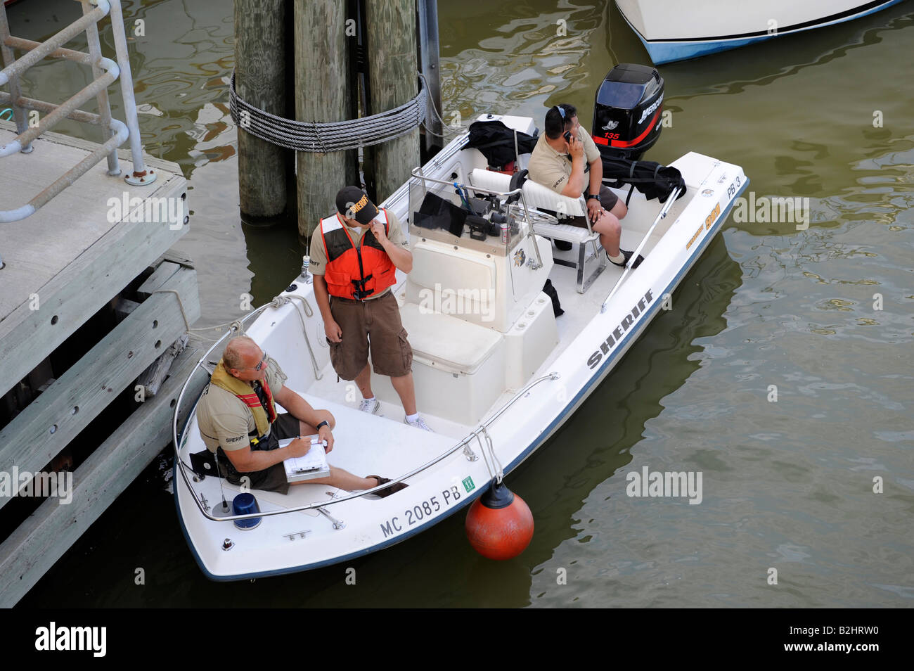 Sheriff Stellvertreter Patrouille auf dem Wasser in einem Boot Stockfoto