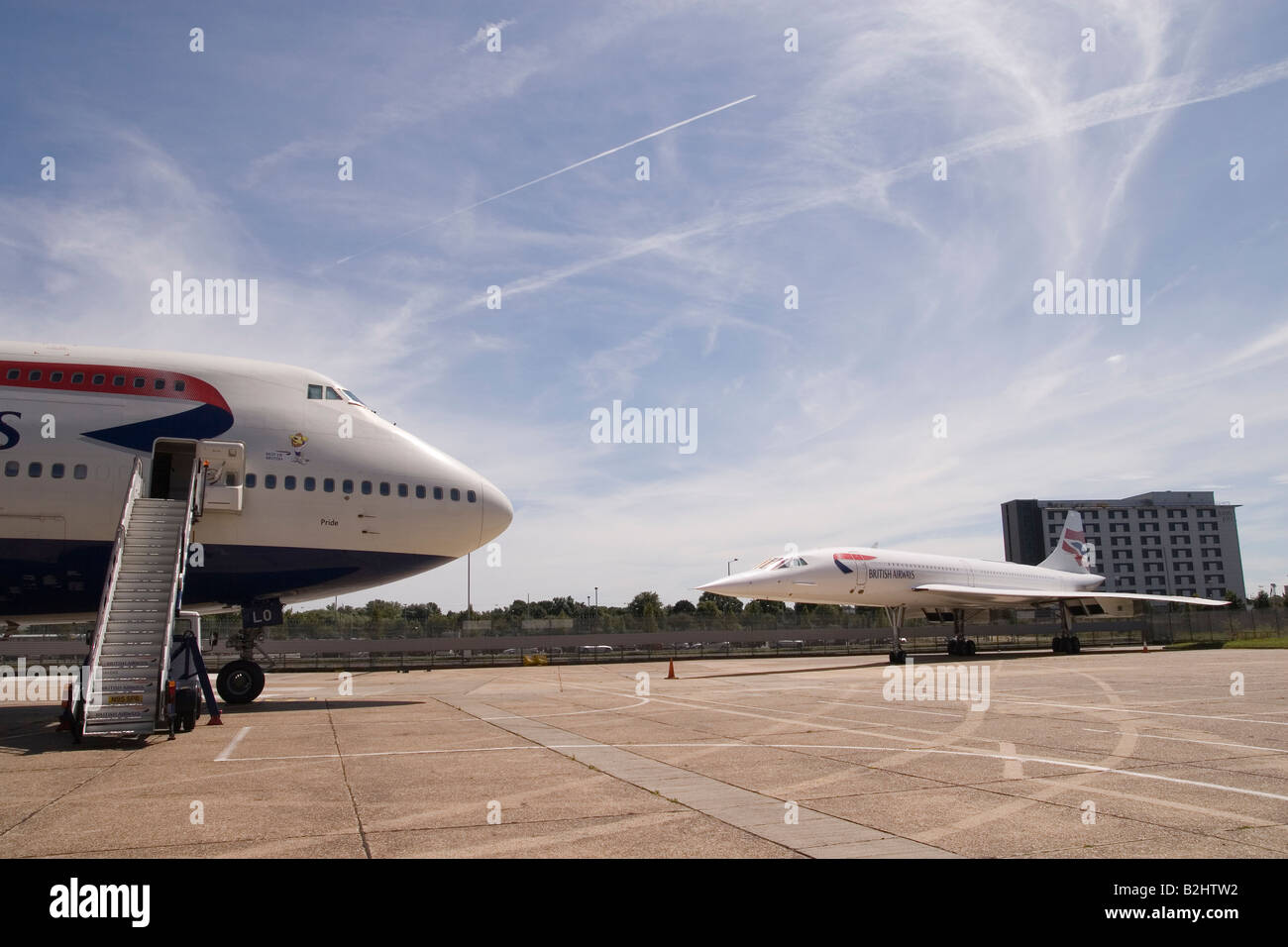 British Airways Jumbo Jet parkte neben Concord am Flughafen Heathrow