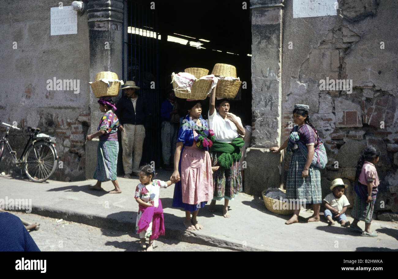 Geografie/Reisen, Guatemala, Menschen, Frauen mit Warenkorb, Antigua, 1968, Stockfoto