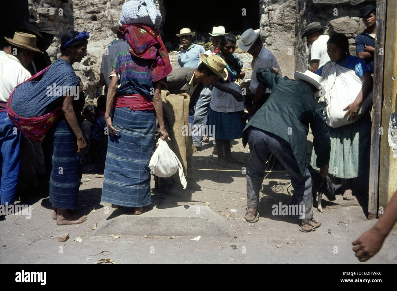 Geografie/Reisen, Guatemala, Menschen, indigene Frauen und Männer auf dem Markt in Antigua, 1968, Stockfoto